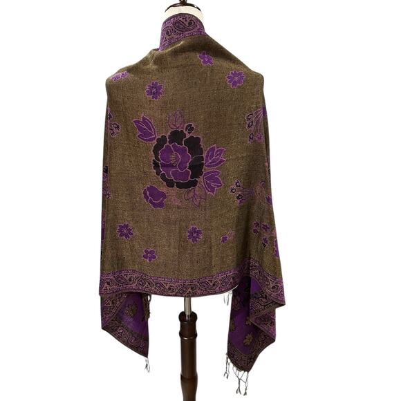 NWOT Purple and Olive Pashmina Reversible Poncho with Fringe and Floral Pattern - Picture 5 of 5